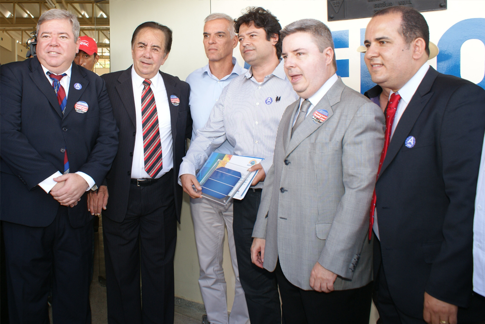 Governador de MG com prefeito recebem a SOLAR-PAR em Teófilo Otoni.