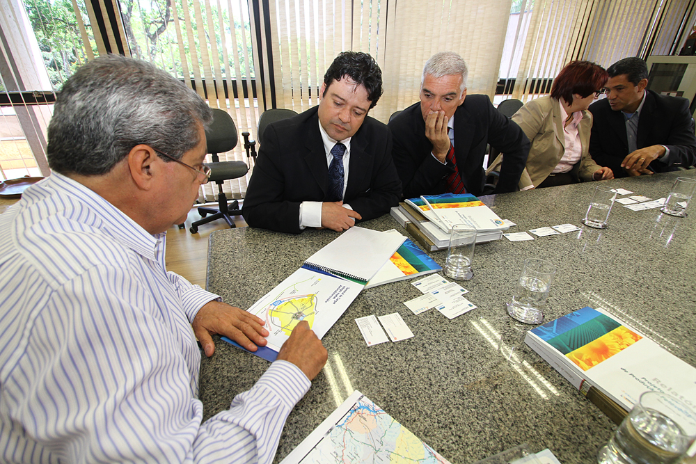 André recebe empresários que pretendem instalar primeira indústria de painéis fotovoltaicos da América do Sul, em MS