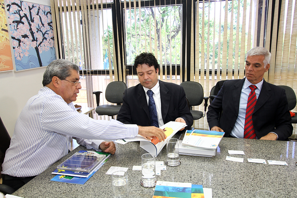 Businessmen want to 1st install photovoltaic industry in South America, in MS